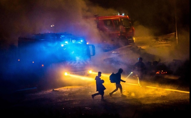 Un incendiu masiv a distrus o tabără de migranţi din Franţa