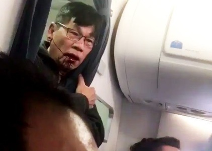SUA: Un adevărat val de indignare, după ce un pasager a fost târât cu forţa dintr-un avion suprarezervat al United Airlines VIDEO
