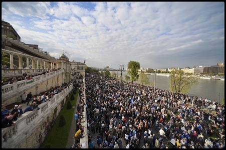 Ungaria face paşi în spate în privinţa universităţii finanţate de Soros; mii de oameni au protestat faţă de Orban