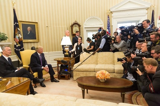 Trump declară, după întâlnirea cu Stoltenberg, că NATO "nu mai este depăşită", pentru că luptă împotriva terorismului