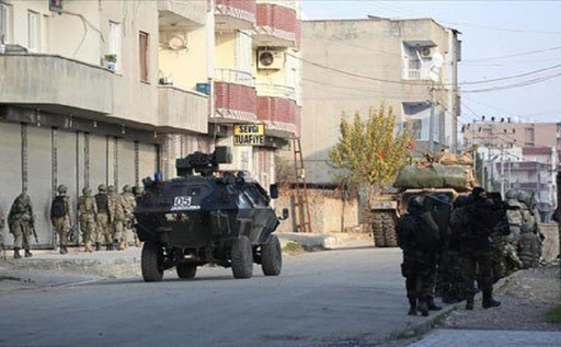 Peste 400 de presupuşi activişti kurzi şi peste 130 de presupuşi jihadişti, reţinuţi de poliţie în operaţiuni după atentatul de la Diyarbakir, revendicat de PKK