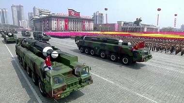 Coreea de Nord ameninţă SUA cu atacuri nucleare şi organizează o paradă militară impresionantă, la 105 ani de la naşterea lui Kim Ir-sen. VIDEO