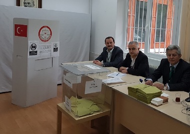 Zeci de milioane de turci votează duminică pentru a-i da sau nu preşedintelui puterea absolută în ţară