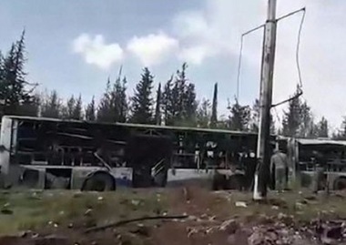 Zeci de refugiaţi, militari şi pompieri au fost ucişi într-un atentat care a vizat autocare cu persoane evacuate, în Siria
