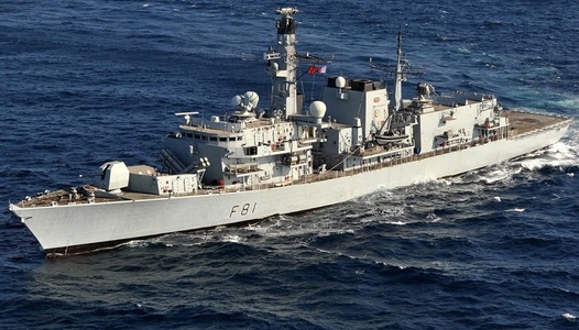Marina Regală britanică escortează două nave ruse de război care traversează Canalul Mânecii