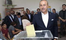 Ministrul turc de Externe Mevlut Cavusoglu votează în referendum şi critică dur Europa