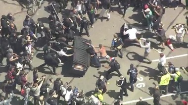 Americanii manifestează pentru a-l îndemna pe Trump să-şi publice declaraţiile de avere şi impozit; violenţe la Berkeley