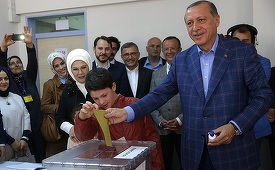 Erdogan votează în referendum şi îşi exprimă speranţa ca Turcia să ia decizia ”aşteptată”