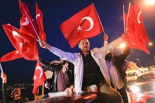 Zeci de mii de susţinători ai lui Erdogan s-au strâns în piaţa Taksim din Istanbul, pentru a sărbători victoria în referendum. VIDEO
