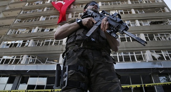 Parlamentul turc aprobă prelungirea cu trei luni a stării de urgenţă cerute de Guvern