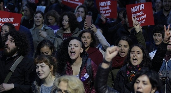 Mii de turci au continuat protestele pentru a doua noapte faţă de rezultatele referendumului constituţional