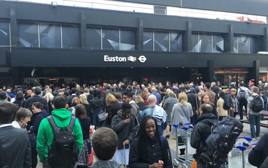 Mii de navetişti blocaţi la Londra în urma unui incendiu care a condus la închiderea staţiei Euston