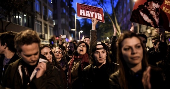 Cel puţin 19 persoane arestate la Istanbul din cauza unor proteste faţă de rezultatul referendumului