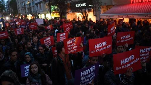 Mii de persoane cer, la Istanbul, demisia Înaltului Consiliu Electoral care a refuzat să anuleze referendumul contestat