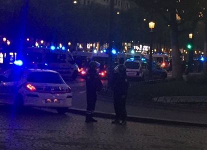 Atacul armat de pe Champs-Élysées: Trei persoane sunt în arest. Bilete cu adrese ale sediilor forţelor de ordine, găsite în maşina atacatorului, iar lângă el un bilet favorabil Statului Islamic UPDATE, VIDEO