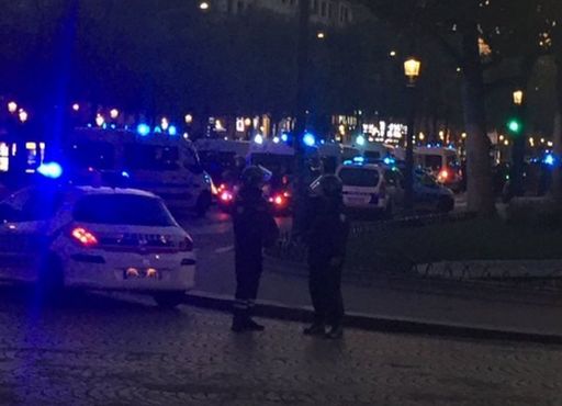 Atacul armat de pe Champs-Élysées: Trei persoane sunt în arest. Bilete cu adrese ale sediilor forţelor de ordine, găsite în maşina atacatorului, iar lângă el un bilet favorabil Statului Islamic UPDATE, VIDEO