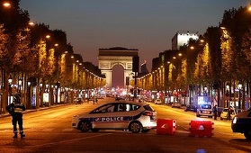 Poliţişti şi militari blochează Champs-Elysees între Arcul de Triumf şi Grădinile Tuileries, o zonă înţesată de turişti; staţiile de metrou au fost închise