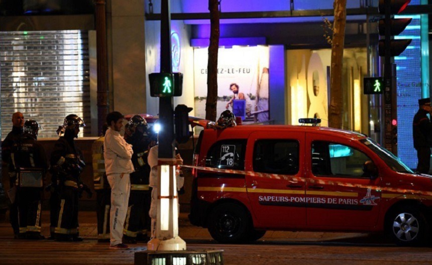 Poliţia a găsit o puşcă şi mai multe arme albe în maşina autorului atacului de pe Champs Elysees