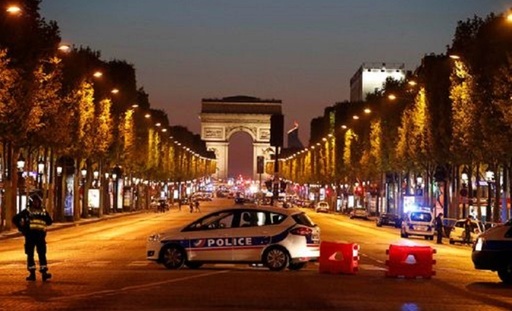 Un martor susţine că atacatorul din Paris a ieşit dintr-o maşină înainte de a îndrepta spre poliţişti o armă Kalaşnikov