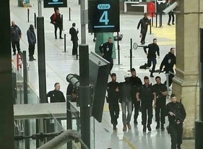 Autorităţile franceze au arestat un suspect, după ce i-a ameninţat pe jandarmi cu un cuţit în Gara de Nord din Paris - VIDEO