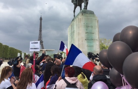 Peste 100 de soţii şi partenere de viaţă ale poliţiştilor francezi demonstrează împotriva violenţei pe străzile Parisului