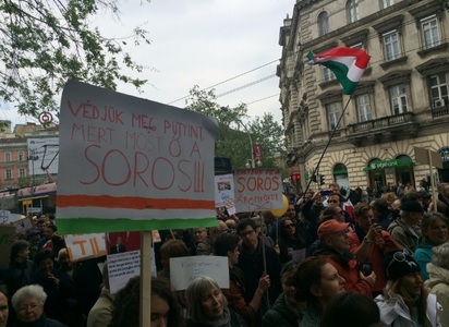 Până la 5.000 de protestatari maghiari au scandat mesaje ironice la adresa premierului Viktor Orban pe străzile Budapestei