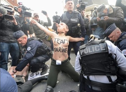 Activistele Femen au protestat purtând măşti cu Marine Le Pen în localitatea Henin-Beaumont 