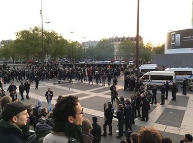 Ciocniri violente au izbucnit între militanţii ”antifascişti” şi poliţiştii parizieni după anunţarea  primelor exit-poll-uri din Franţa. VIDEO