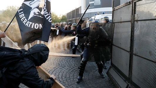 Douăzeci şi nouă de persoane plasate în arest preventiv şi nouă răniţi la Paris, în urma manifestaţiilor ”antifasciste” din seara primului tur al alegerilor prezidenţiale