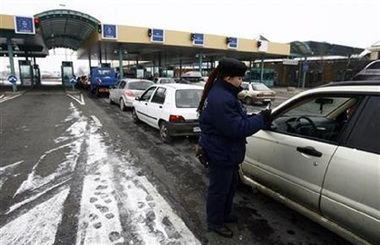 Poliţia sârbă a reţinut 16 vameşi suspectaţi de evaziune fiscală şi neglijenţă în serviciu