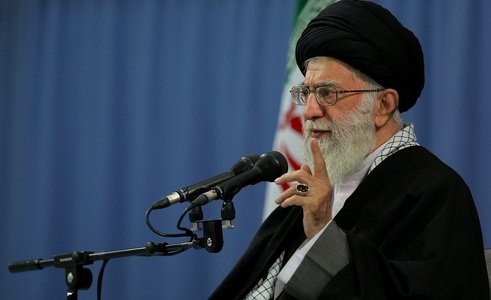 Ali Khamenei îi avertizează pe cei şase candidaţi în alegerile prezidenţiale dela 19 mai ”să nu se întoarcă spre străinătate” în vederea dezvoltării ţării