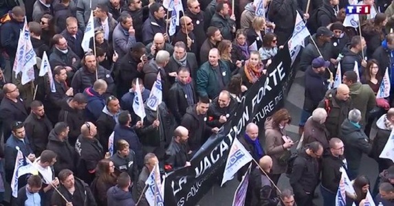 Sute de poliţişti au manifestat la Paris, pentru a-i aduce un omagiu ofiţerului ucis pe Champs-Elysees şi pentru a le transmite solicitările lor candidaţilor la preşedinţie