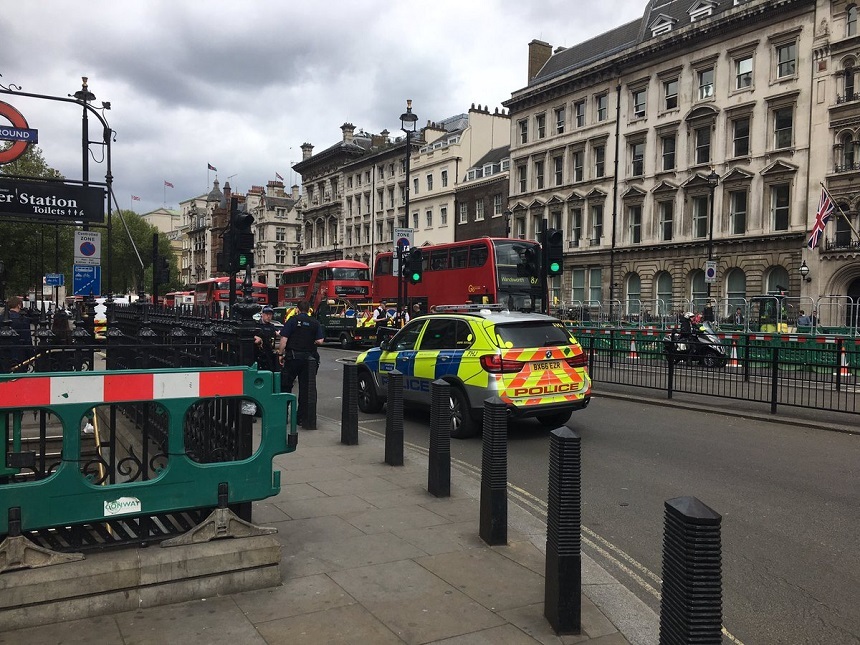 UPDATE Un bărbat cu un rucsac plin cu cuţite, arestat în apropiere de Parlamentul britanic. Bărbatul este suspectat că voia să comită un atac terorist