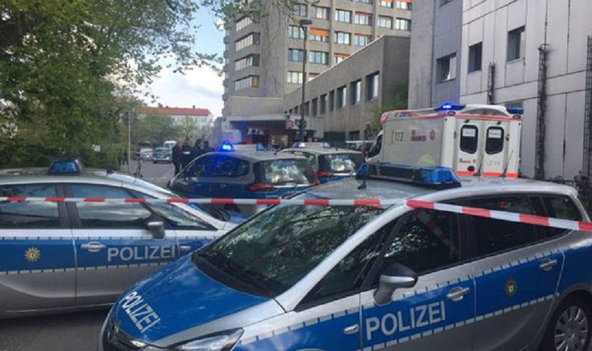 Focuri de armă în apropiere de un spital din Berlin: un bărbat ar fi atacat un poliţist, înainte de a fi împuşcat