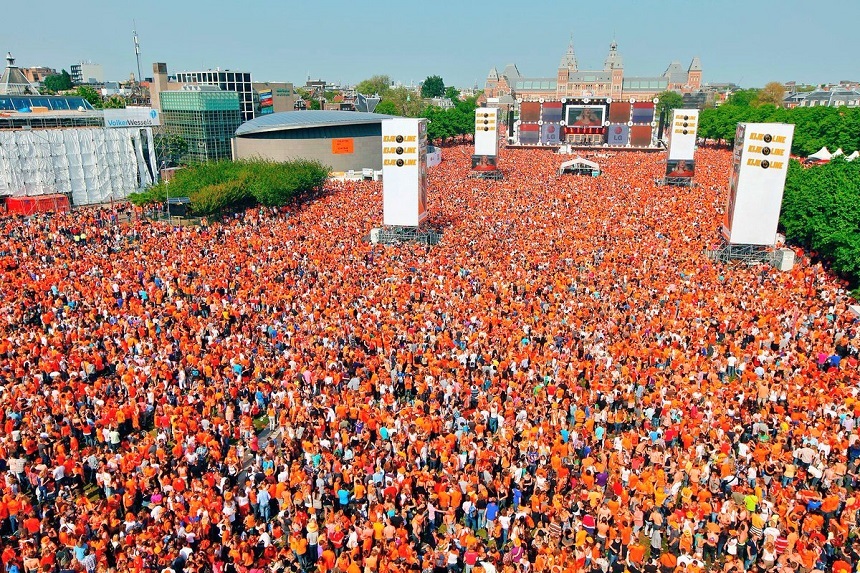 Sute de mii de olandezi au sărbătorit joi în stradă ziua de naştere a regelui Willem-Alexander