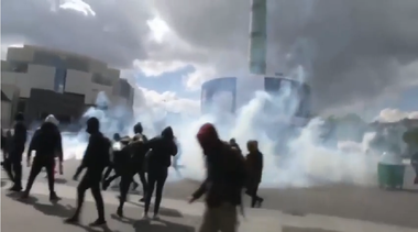 Proteste violente în Franţa, faţă de cei doi candidaţi calificaţi în al doilea tur de scrutin al alegerilor prezidenţiale. VIDEO