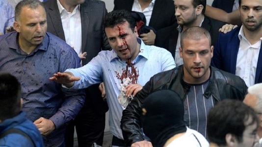 NATO avertizează Macedonia cu privire la violenţele din Parlament, soldate cu 100 de răniţi
