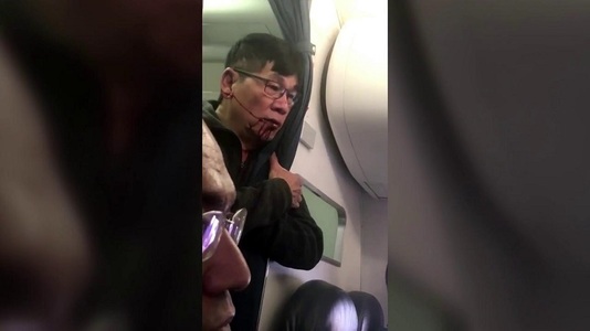 Pasagerul târât afară dintr-un avion United Airlines a ajuns la o înţelegere cu firma