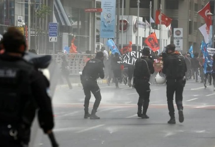 Peste 200 de persoane reţinute, după ce poliţiştii turci au lansat gaze lacrimogene la mitingurile de Ziua Muncii din Istanbul