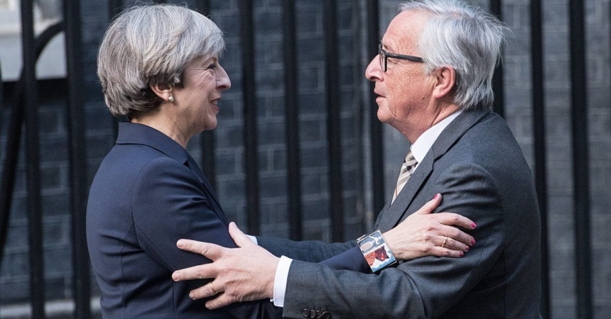 Juncker îşi exprimă regretul faţă de divulgarea unor detalii de la discuţia sa privată cu May