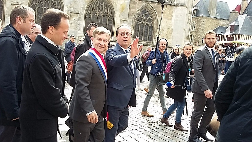 Hollande o consideră pe Le Pen descalificată în cursa la fotoliul de la Elysée prin ”ignoranţa” ei