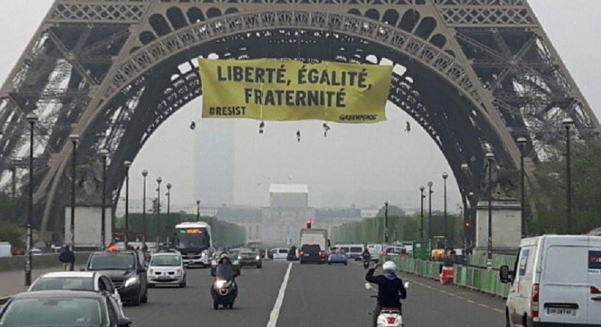 Acţiunea Greenpeace, care a desfăşurat un banner anti-Le Pen de pe Turnul Eiffel, subliniază problemele de securitate din Franţa, înainte de prezidenţiale