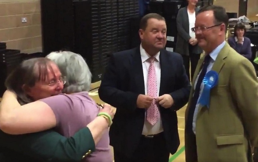 Câştigătorul unui mandat de consilier local în Marea Britanie, desemnat printr-un joc de noroc. VIDEO