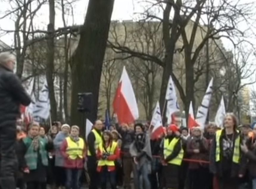 Zeci de mii de oameni au protestat la Varşovia faţă de Guvernul polonez