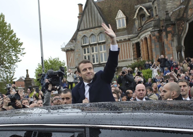 UPDATE - Emmanuel Macron este noul preşedinte al Franţei, victoria a fost confirmată oficial. Marine Le Pen şi-a recunoscut înfrângerea. Primul discurs al noului preşedinte ales. VIDEO