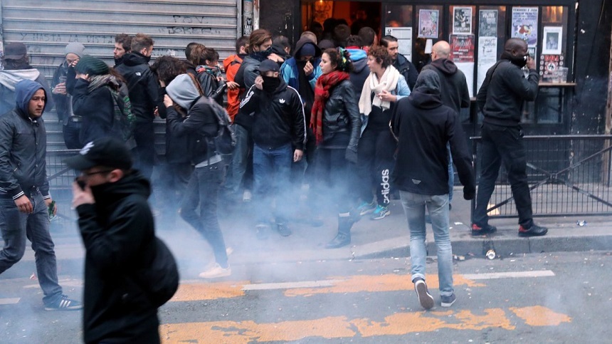 Autorităţile franceze au lansat gaze lacrimogene împotriva sindicaliştilor şi activiştilor care protestează în Paris