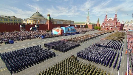 Peste 10.000 de militari defilează în Piaţa Roşie din Moscova, la Parada de Ziua Victoriei. VIDEO