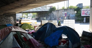 Autorităţile franceze au început evacuarea unei tabere de refugiaţi din nord-estul Parisului. VIDEO