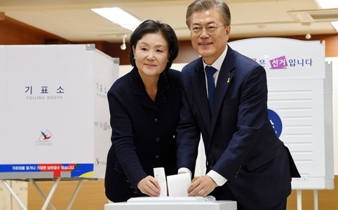 Moon Jae-in a fost învestit ca preşedinte, la scurt timp după ce a obţinut o victorie decisivă în alegerile sud-coreene