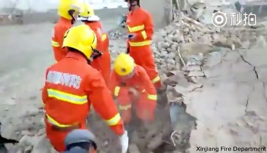 Opt morţi şi peste 20 de răniţi în urma unui cutremur moderat în vestul extrem al Chinei
